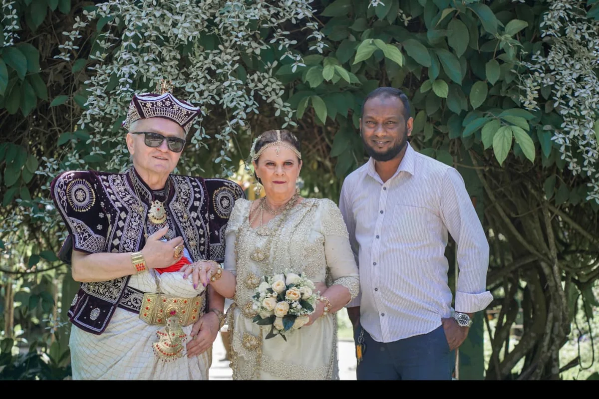 Kandyan-style dress photo experience